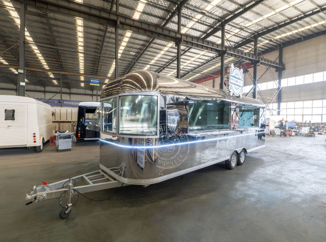 8 米移动食品车大容量餐饮拖车出售